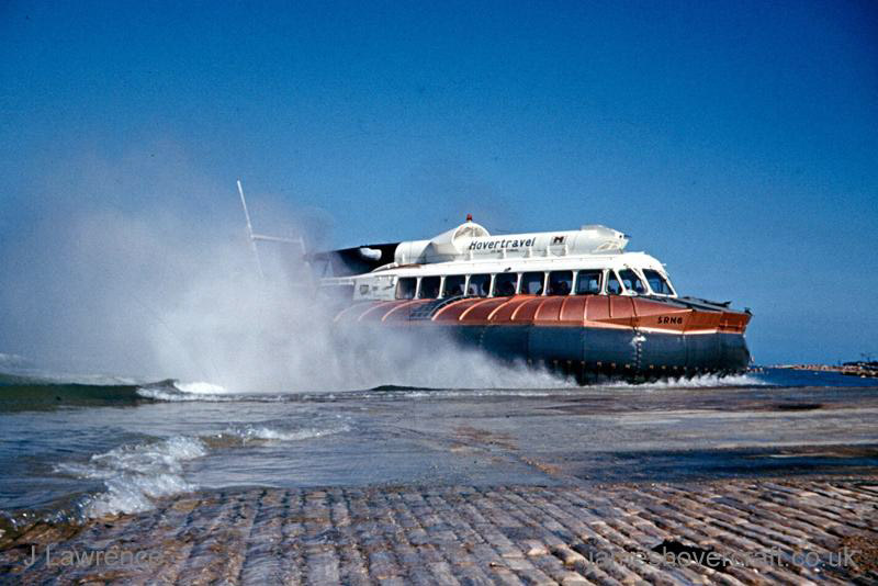 The SRN6 with Hovertravel - Approaching the Ryde slipway (credit: Pat Lawrence).